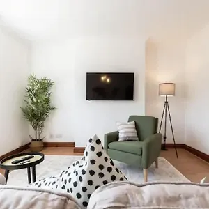 Metropolitan - 2 Bed, Private Parking Apartment, Great Commercial From Stay! Holiday home